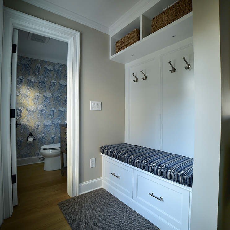 small mudroom with beach vibes